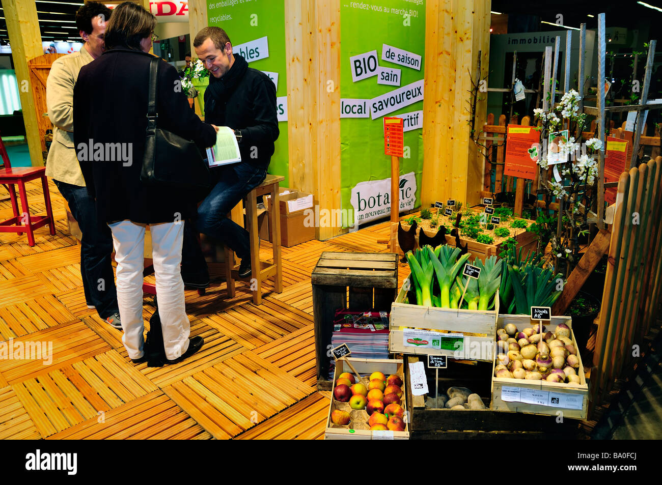 Paris Frankreich, Geschäftsleute Treffen "Messe ''Salon Dauerhafte "gerechten Handel" Ausstellung Bio Einkaufen, Lebensmittel auf Anzeige Menschen Stockfoto