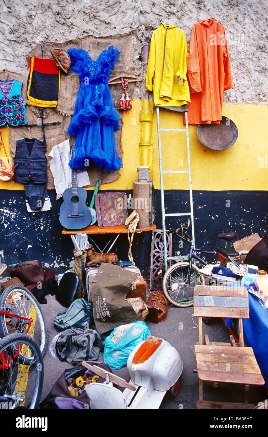 Auf dem geschäftigen Flohmarkt am Sonntag in La Candelaria, dem historischen Zentrum von Bogotá, Kolumbien, wird eine einzigartige Auswahl an Waren präsentiert. Stockfoto