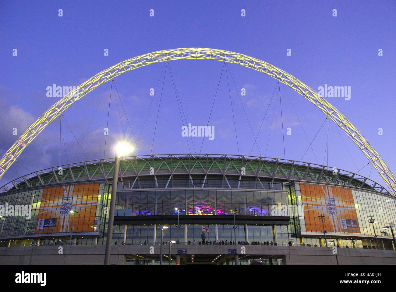 Wembley Fußballstadion in der Abenddämmerung, Wembley, London, England, Vereinigtes Königreich Stockfoto