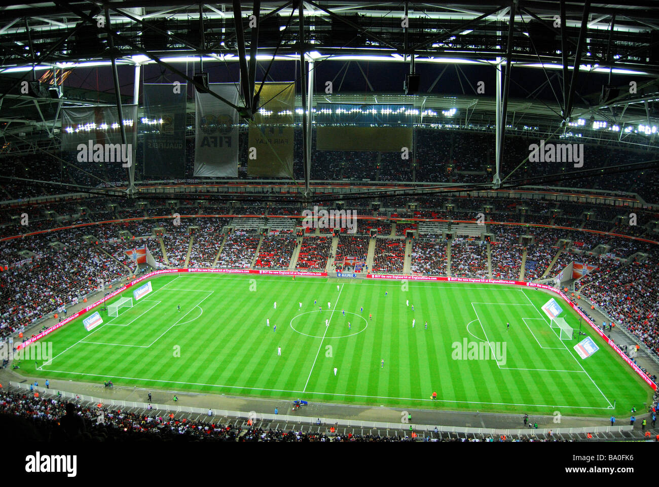 England spielt im Wembley Fußballstadion bei Nacht, Wembley, London, England, Vereinigtes Königreich Stockfoto