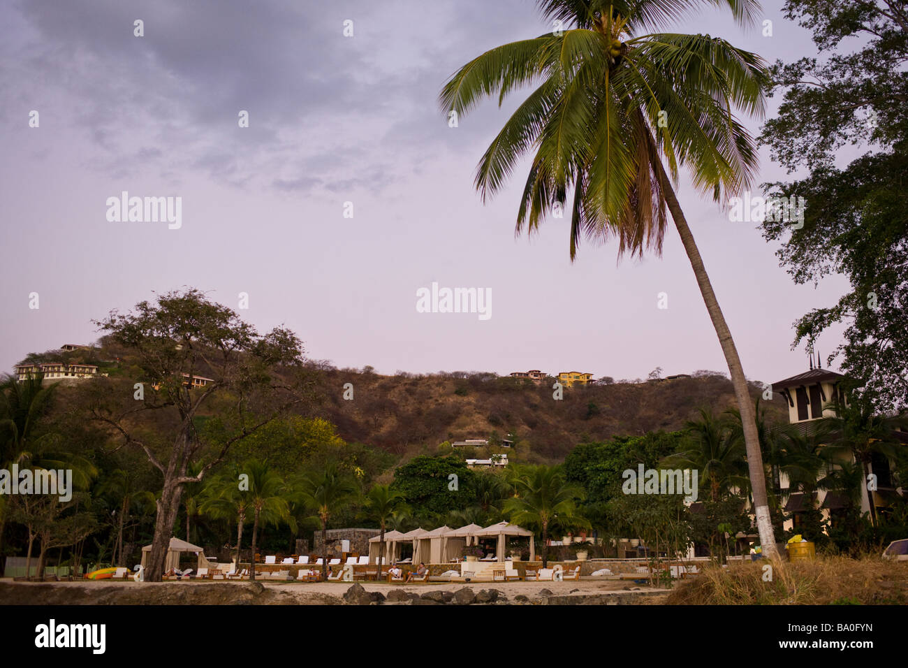 Pacifico Beach Club nach Sonnenuntergang in Playa del Coco, Costa Rica. Stockfoto