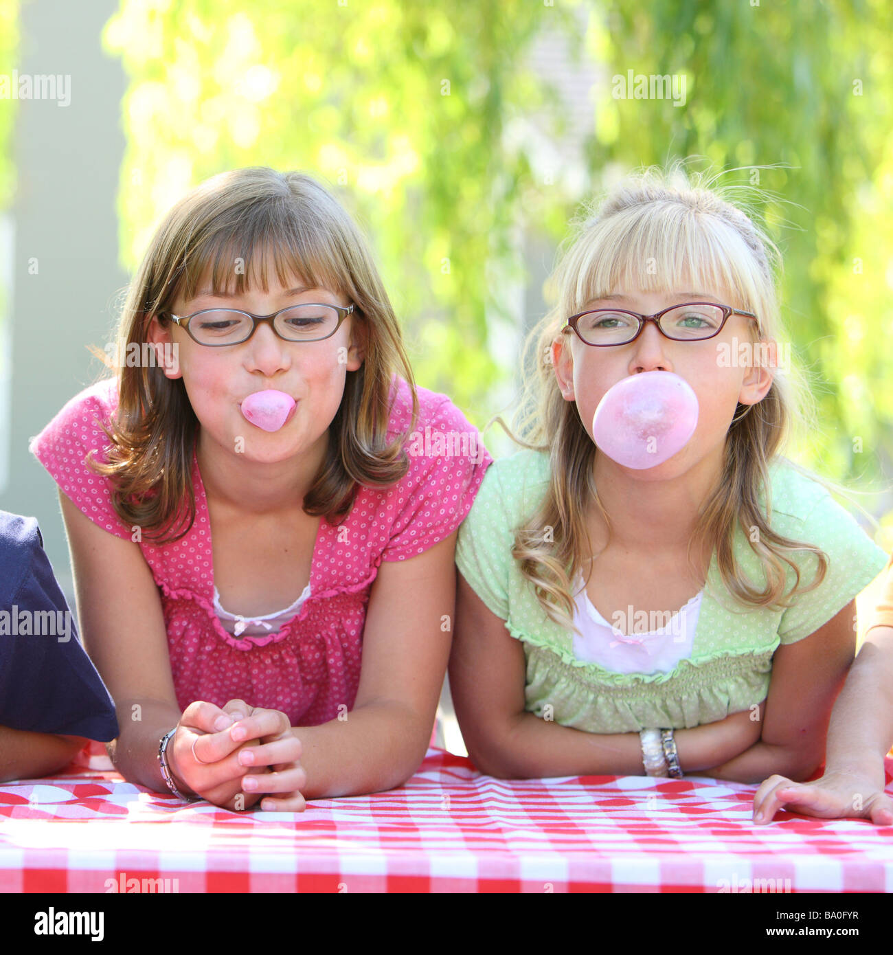Zwei Mädchen bläst Seifenblasen Stockfoto