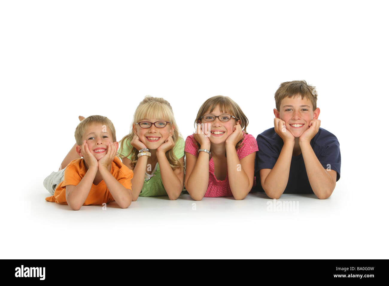 Gruppe von Kindern, die Verlegung auf weißem Hintergrund Stockfoto