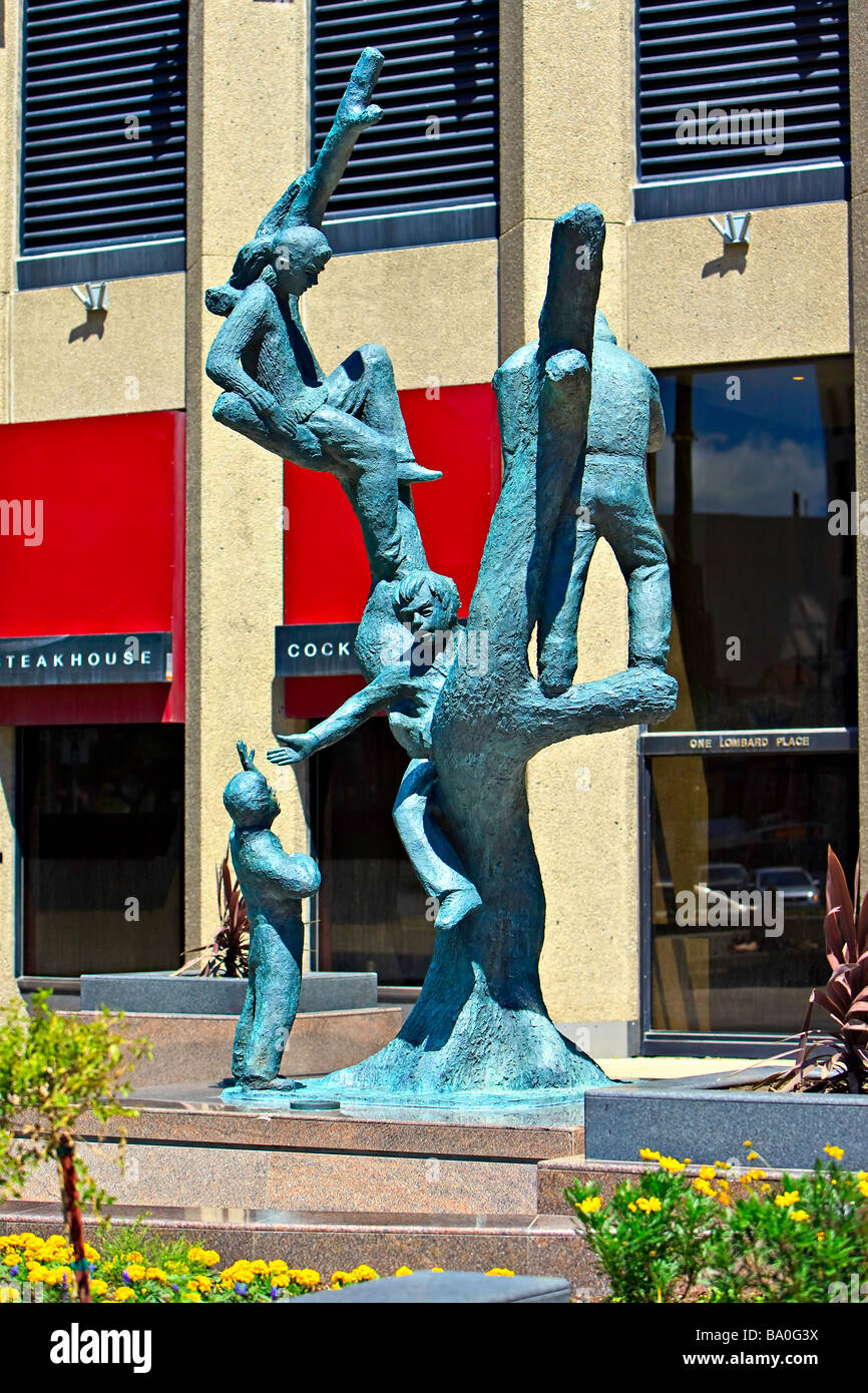 Bronze-Skulptur von Kindern spielen in einem Baum, unter dem Titel "Kinder frei" vor dem Richardson-Gebäude in der Stadt Winnipeg. Stockfoto