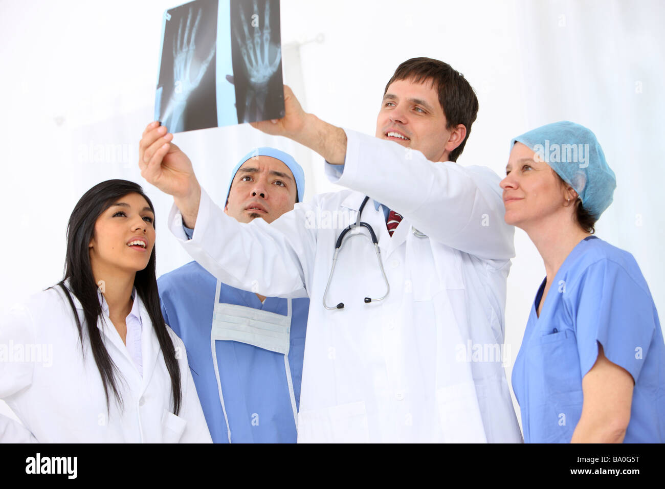 Gruppe von medizinischem Personal Blick auf X-ray Stockfoto