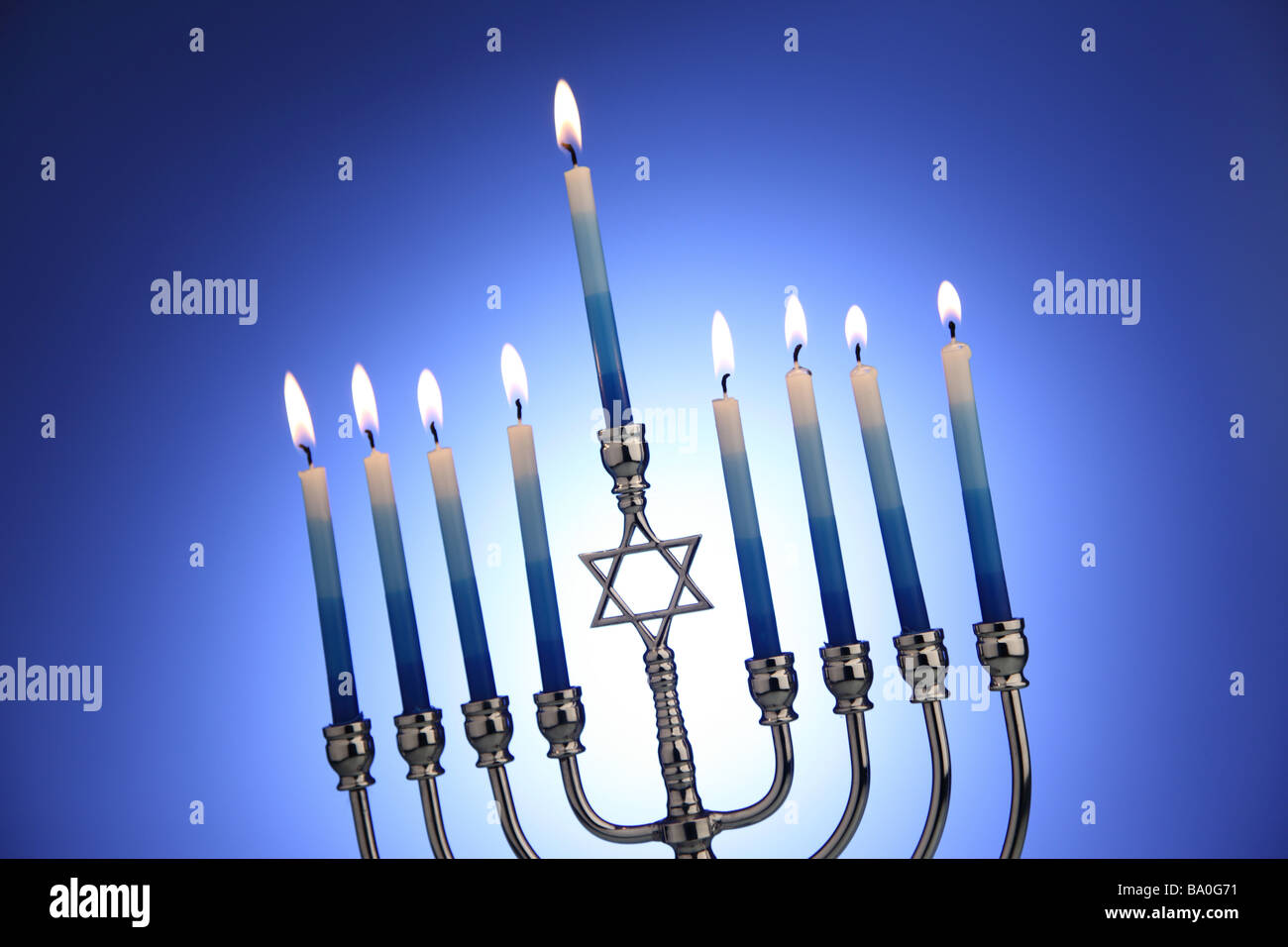 Jüdischen Hanukkah Menorah mit blauem Hintergrund Stockfoto