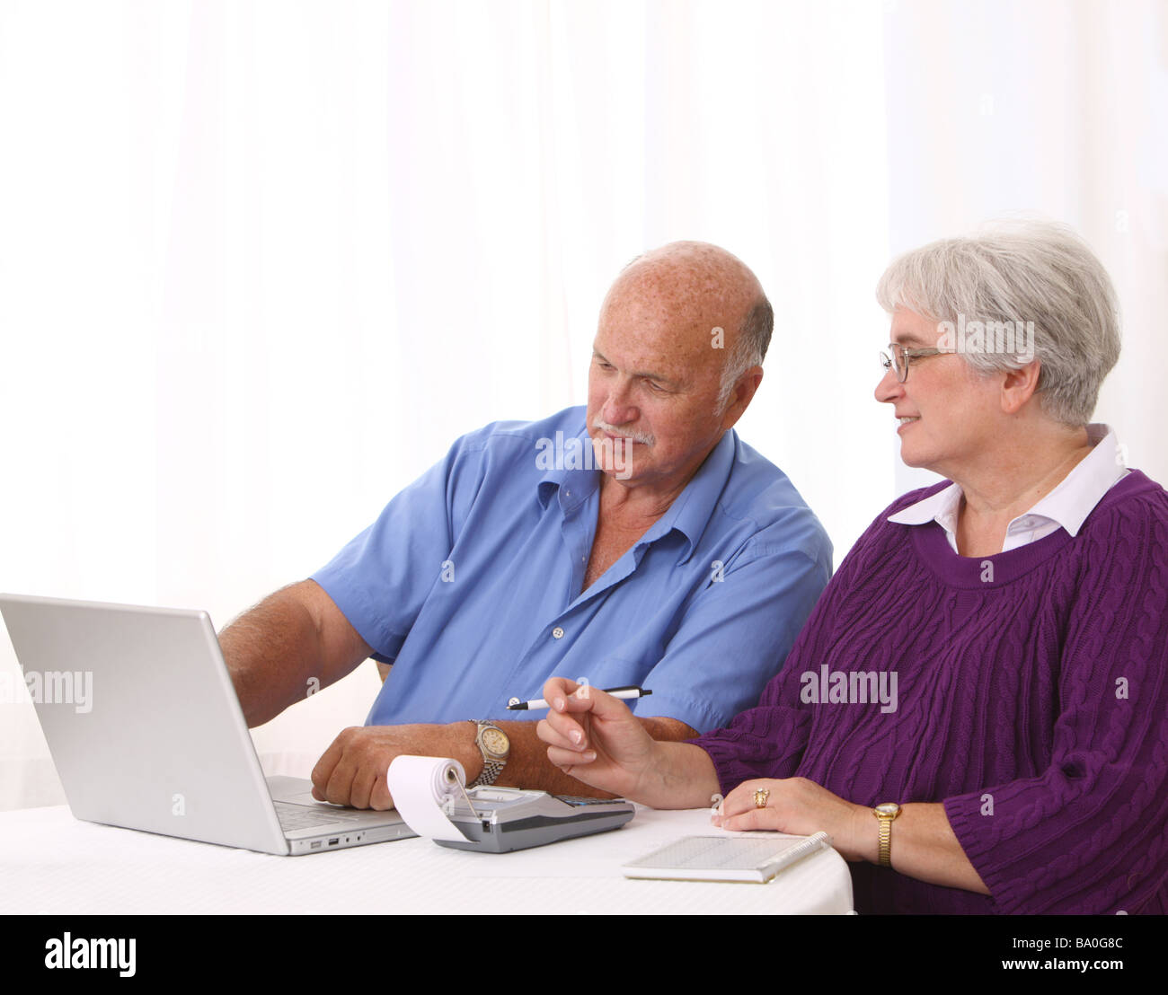 Älteres Paar mit Rechnungen und Laptop-computer Stockfoto