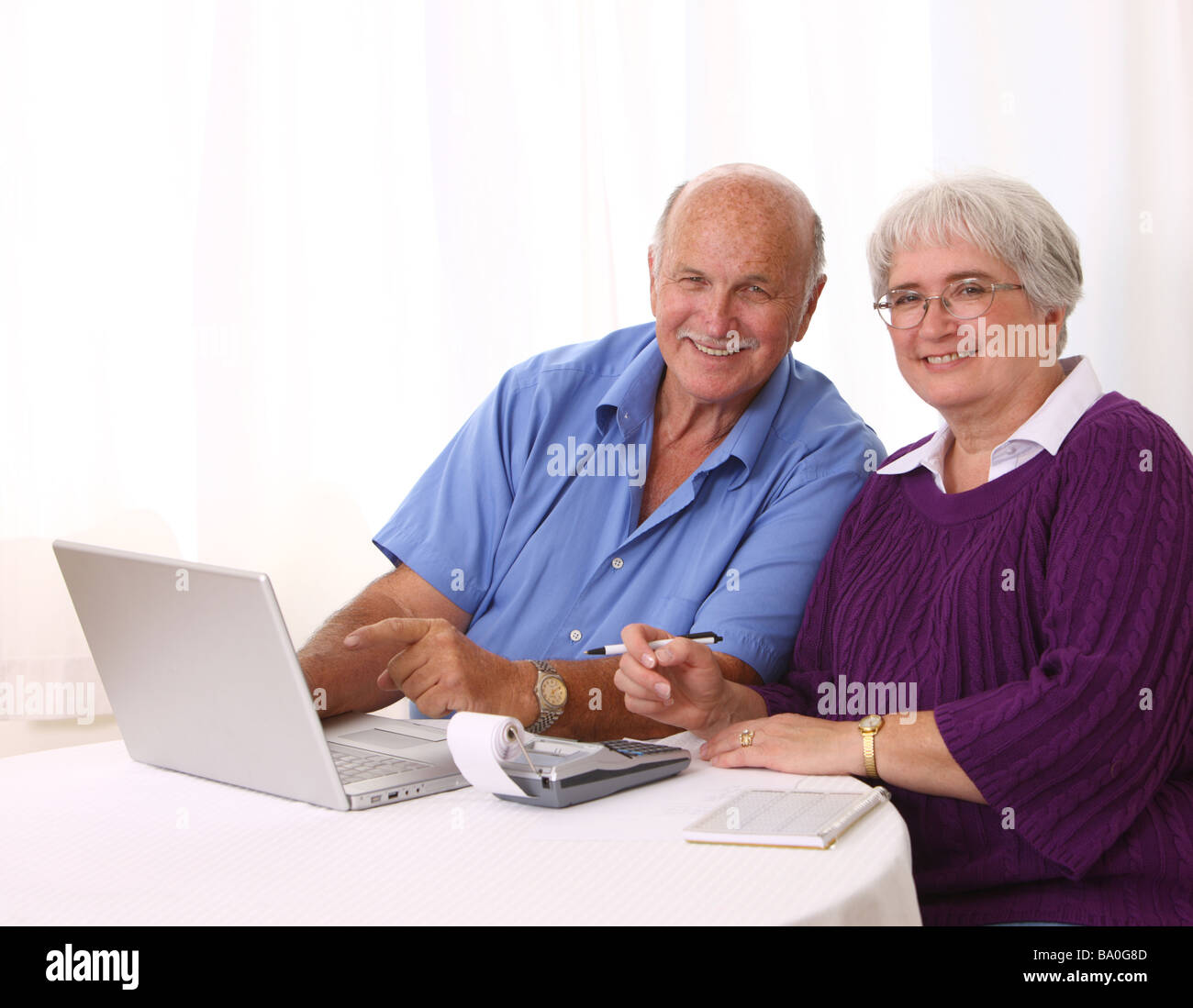 Älteres Paar mit Rechnungen und Laptop-computer Stockfoto