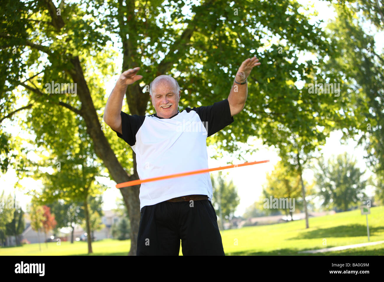 Senior woman mit Hula-Hoop Stockfoto
