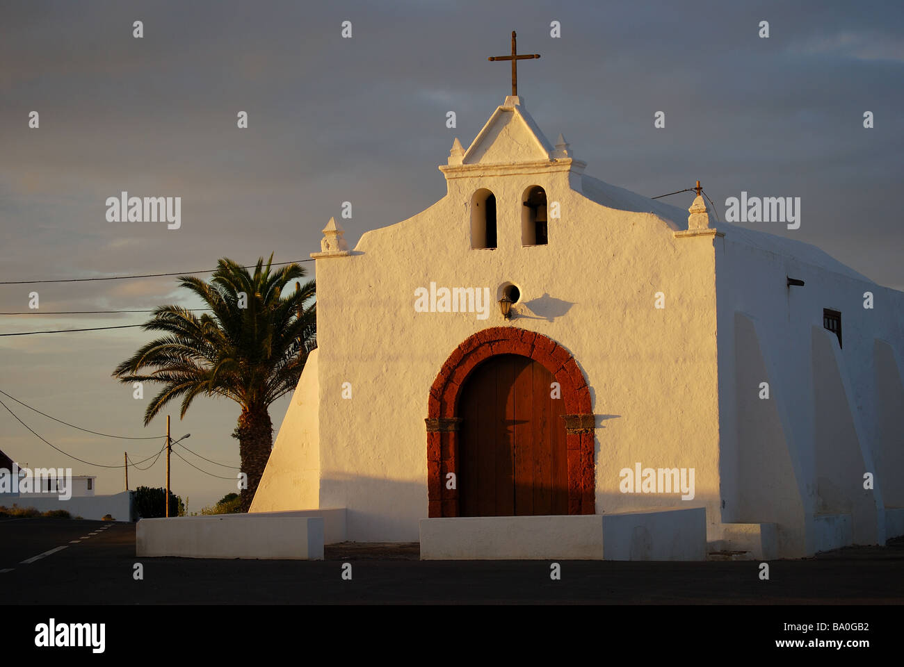 Kirche von Nuestra Señora del Socorro bei Sonnenuntergang, Tiagua, Lanzarote, Kanarische Inseln, Spanien Stockfoto