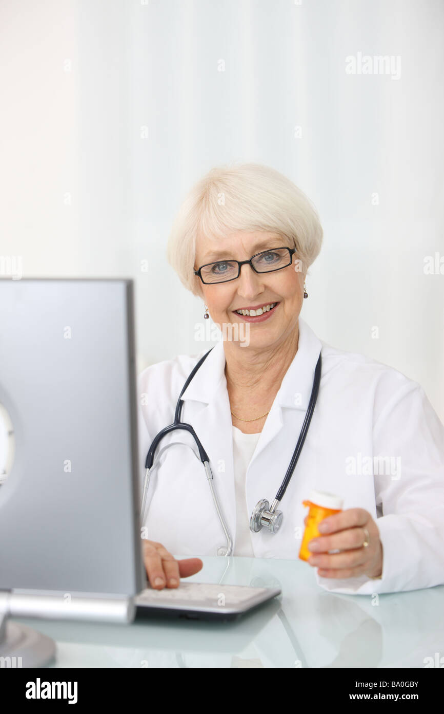 Senior medical Arbeitnehmerin mit computer Stockfoto