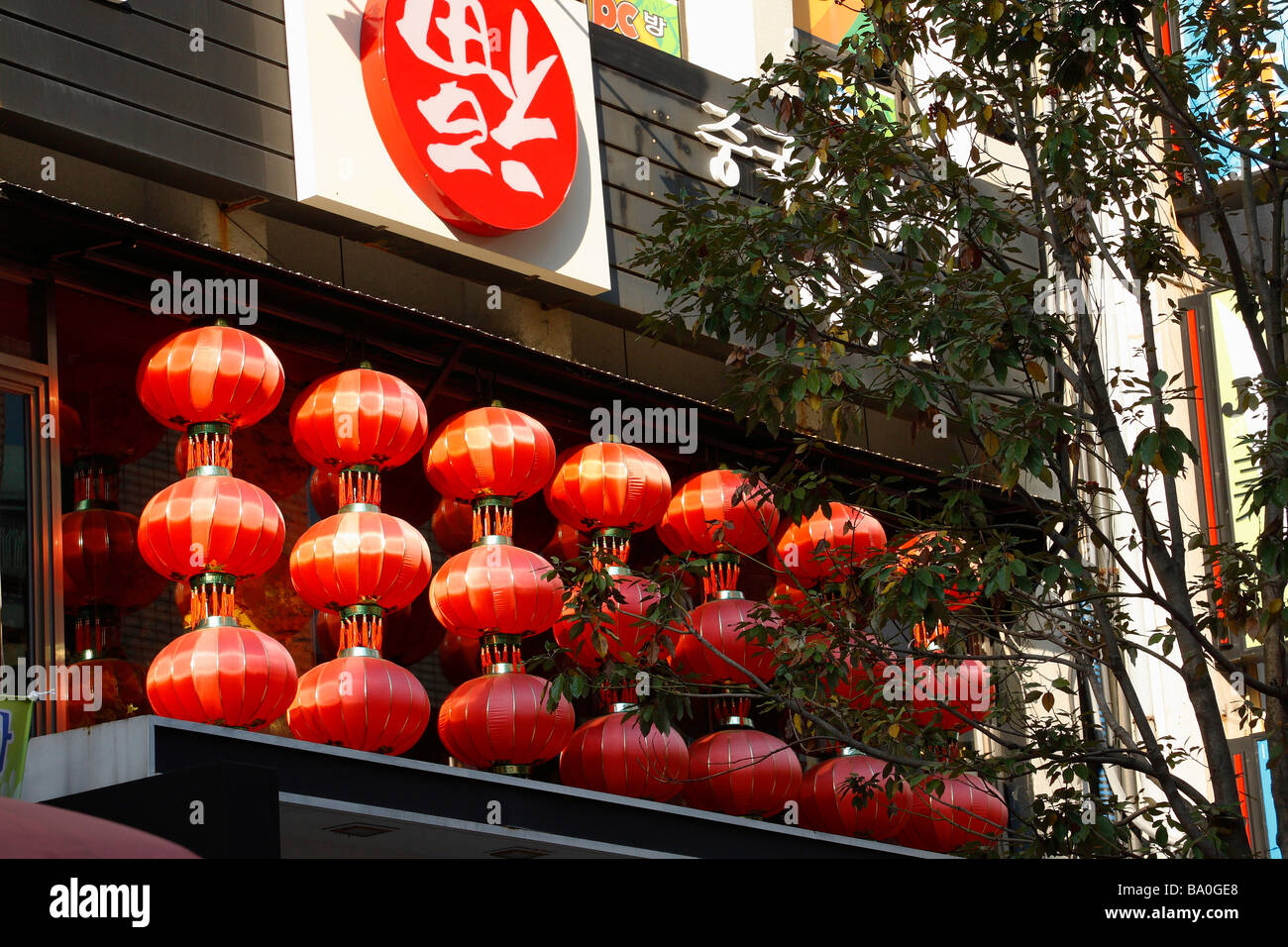 Eine Fassade des Gebäudes eingerichtet mit traditionellen koreanischen Laternen in leuchtend rote Farbe. Stockfoto