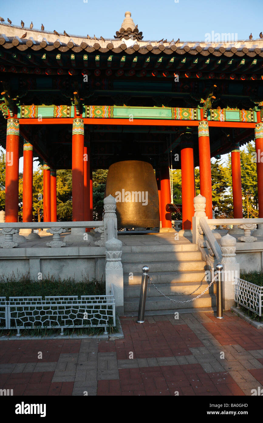 Koreanischen Tempel mit roten Säulen und große Glocke, steht in der Mitte des Parks in der Stadt Busan Stockfoto