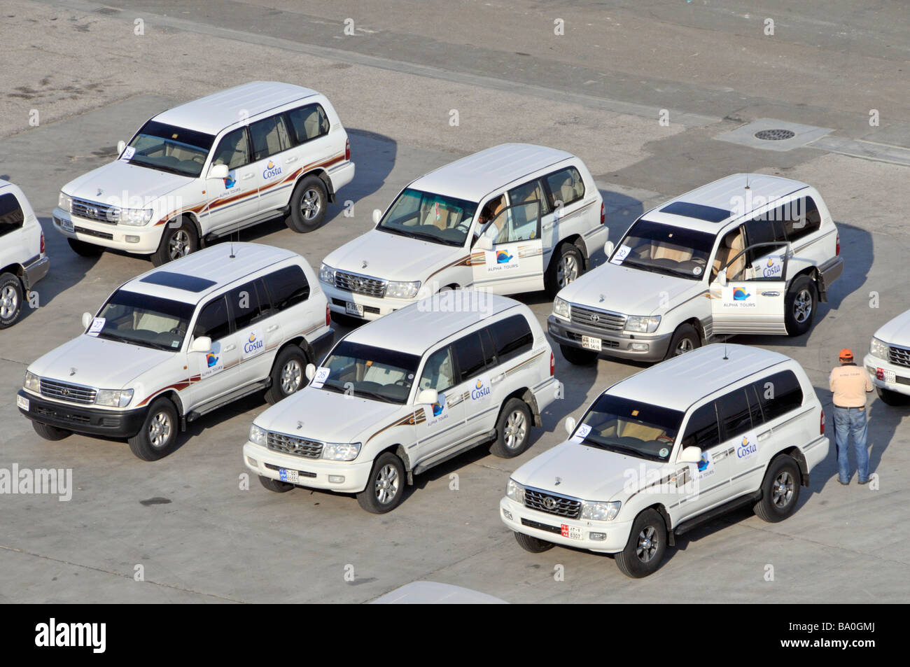 Abu Dhabi Hafen Blick hinunter auf 4 x 4-Fahrzeuge warten auf Kreuzfahrt-Passagiere für Dune bashing Ausflüge in die Wüste Stockfoto