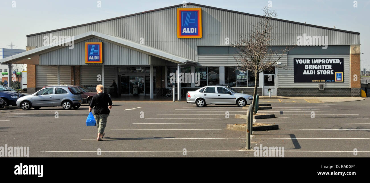 Aldi Supermarkt Shop und ein Teil der großen kostenlosen Parkplatz