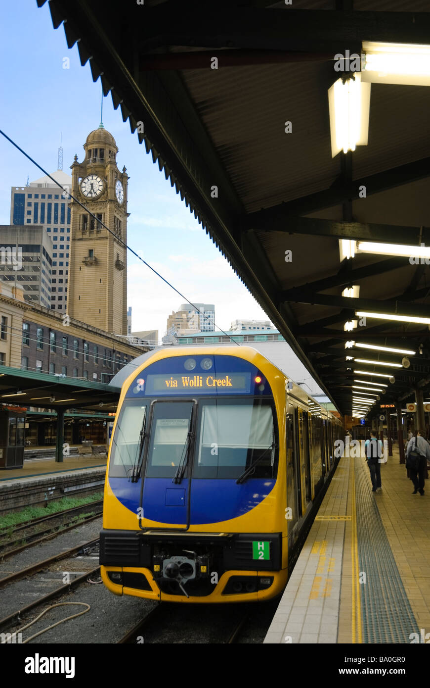 Elektrische Passagier-/S-Bahn durch die Plattformen an der Central Station Terminus, Sydney, Australien gestoppt. S-Bahn; große Station; Main Line Stockfoto