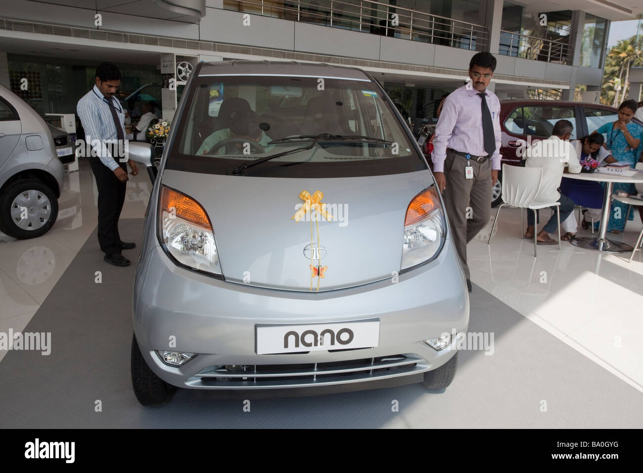Das neue Auto Tata Nano hat Release im Shop von Indien und Inder scheint wirklich von diesem low-cost Auto 2000 Euro interressant sein, als auf dem westlichen Markt bald kommen wird Stockfoto