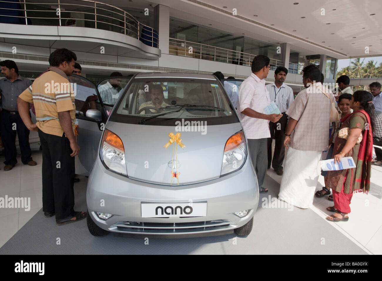 Das neue Auto Tata Nano hat Release im Shop von Indien und Inder scheint wirklich von diesem low-cost Auto 2000 Euro interressant sein, als auf dem westlichen Markt bald kommen wird Stockfoto