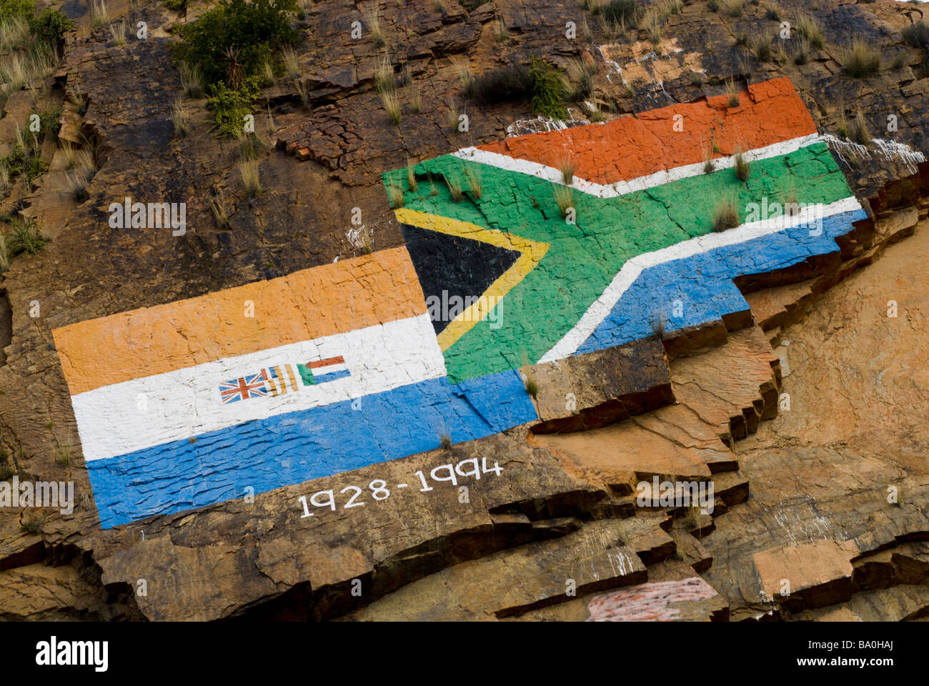 Malerei auf eine Felswand, die Darstellung der neuen und alten Süd Afrikanische Fahnen Steytlerville Western Cape Provinz Südafrika Stockfoto