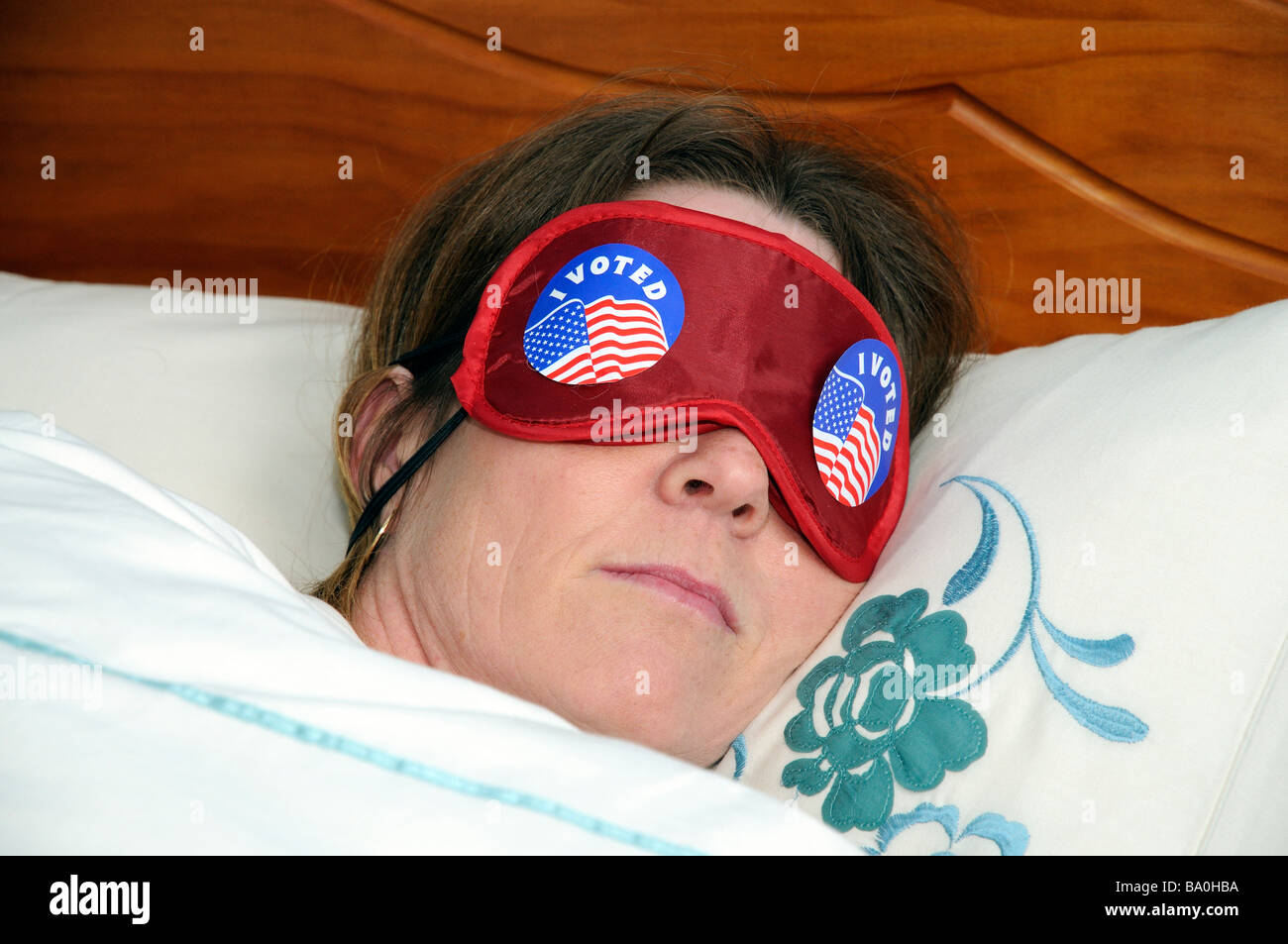 Frau trägt ihr schlafenden Auge Schatten Aufkleber abstimmen Stockfoto