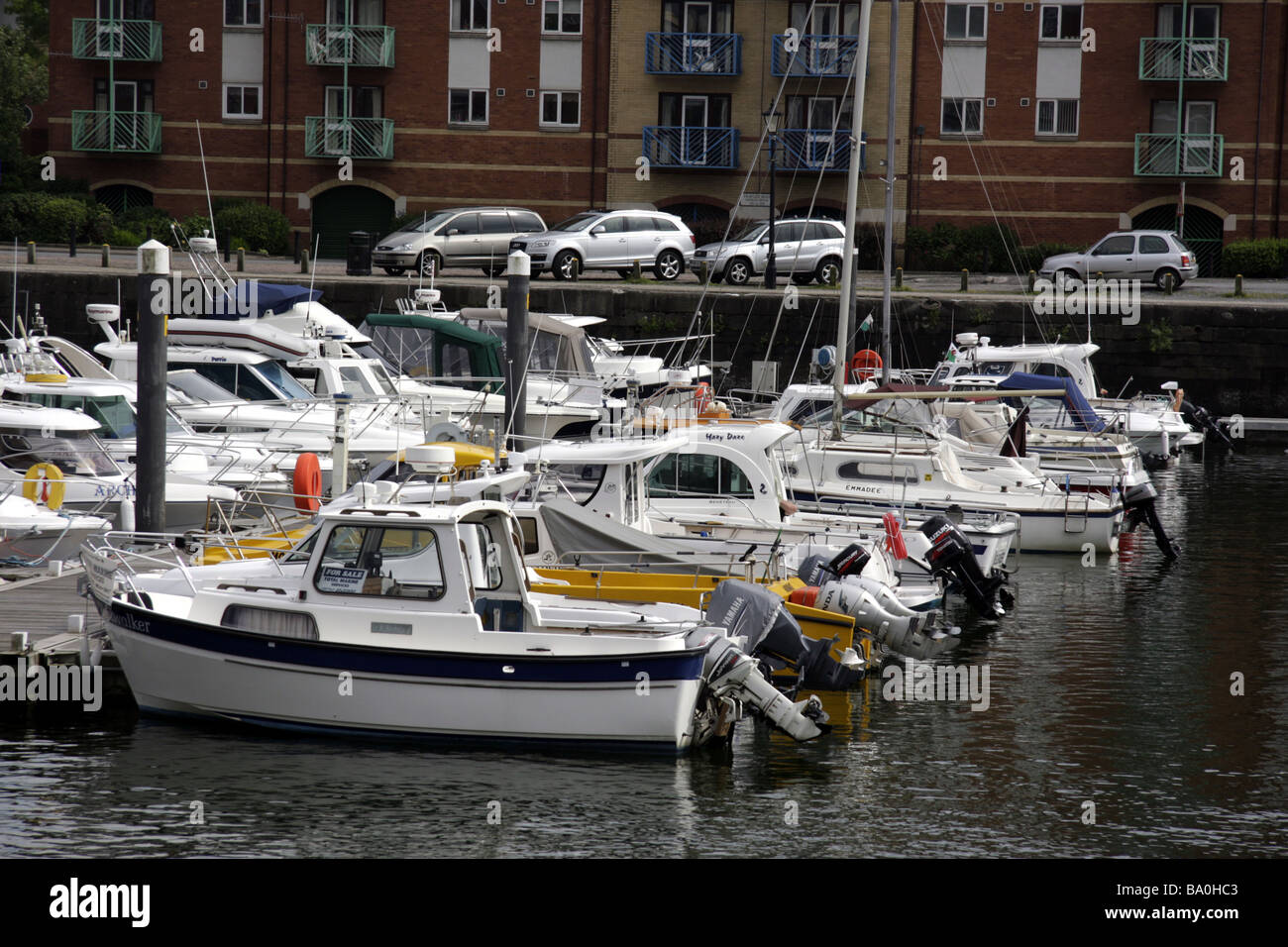 Sportboote vor Anker in Swansea Marina Stockfoto