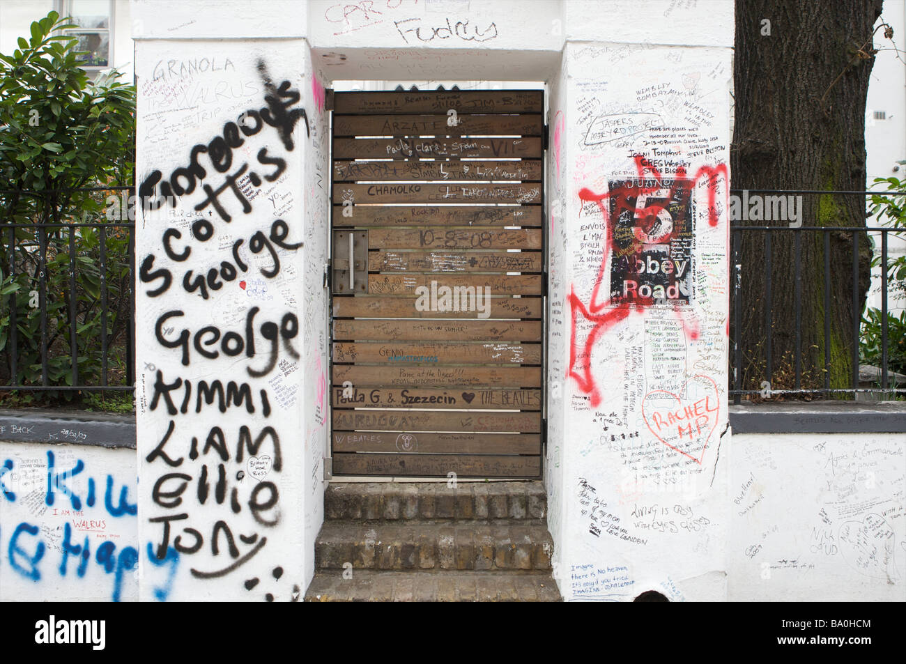 Abbey Road Studios der Ort, wo die Beatles aufgenommen, und auch das berühmte Foto von ihnen auf den Zebrastreifen Stockfoto