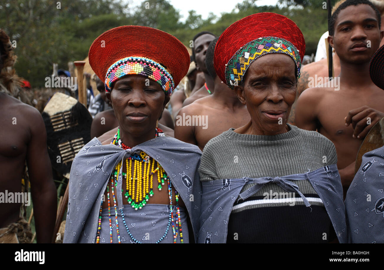 Zulu-Frauen in traditioneller Kleidung Stockfoto