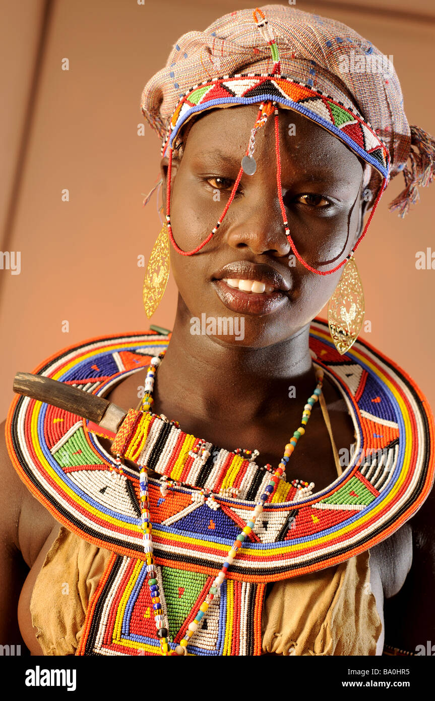 schwarze afrikanische Mädchen, gekleidet in tribal Kostüm Stockfoto