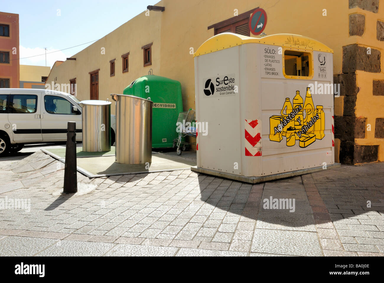 Die moderne Recyclingstation mit unterirdischen Behältern in der alten Stadt von Aguimes. Aguimes, Gran Canaria, Kanarische Inseln, Stockfoto