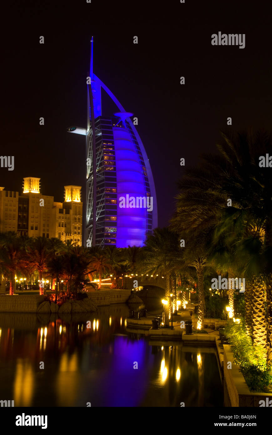 Burj Al Arab 7 Sterne Hotel am Abend beleuchtet mit verschiedenen Farben in Dubai, VAE Stockfoto