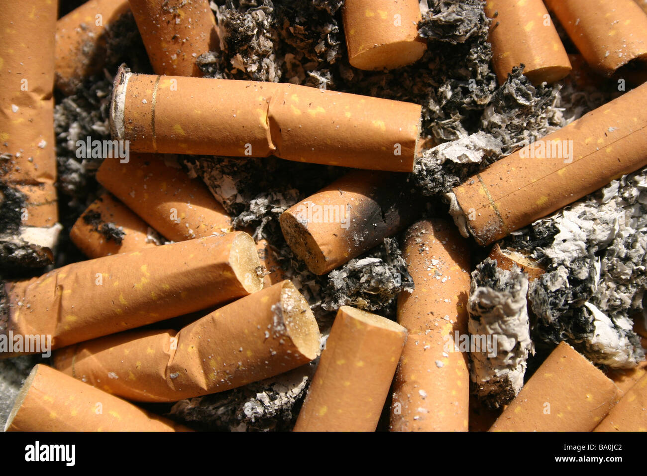abstraktes Bild von Zigarettenkippen Stockfoto