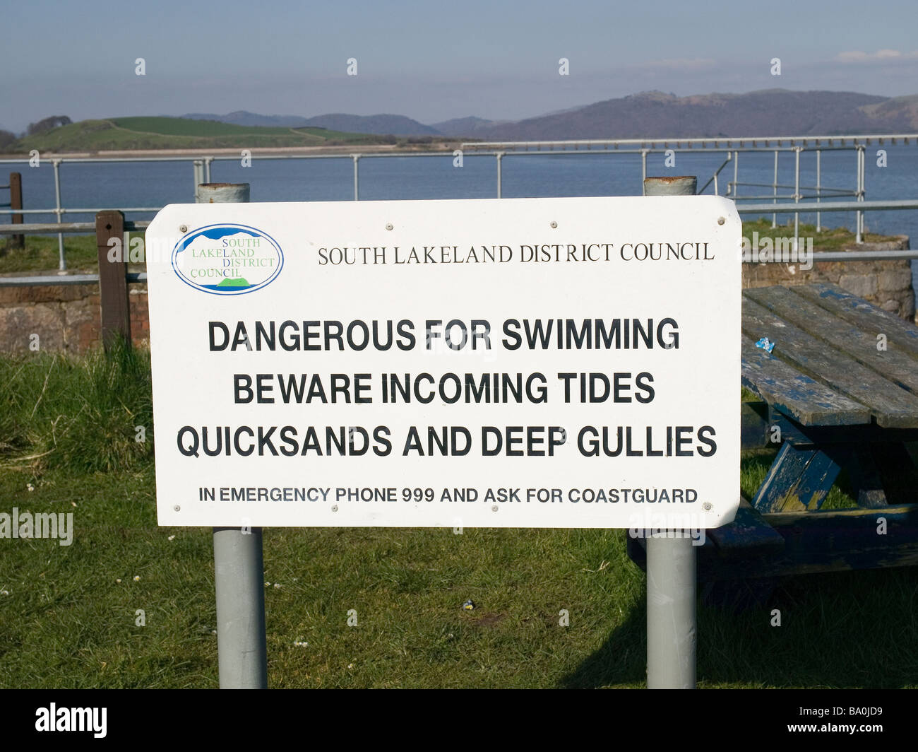 Abmahnung gefährlich für Schwimmen Vorsicht ankommenden Gezeiten Treibsand und tiefe Gräben am nördlichen Ende der Morecambe Bay Stockfoto