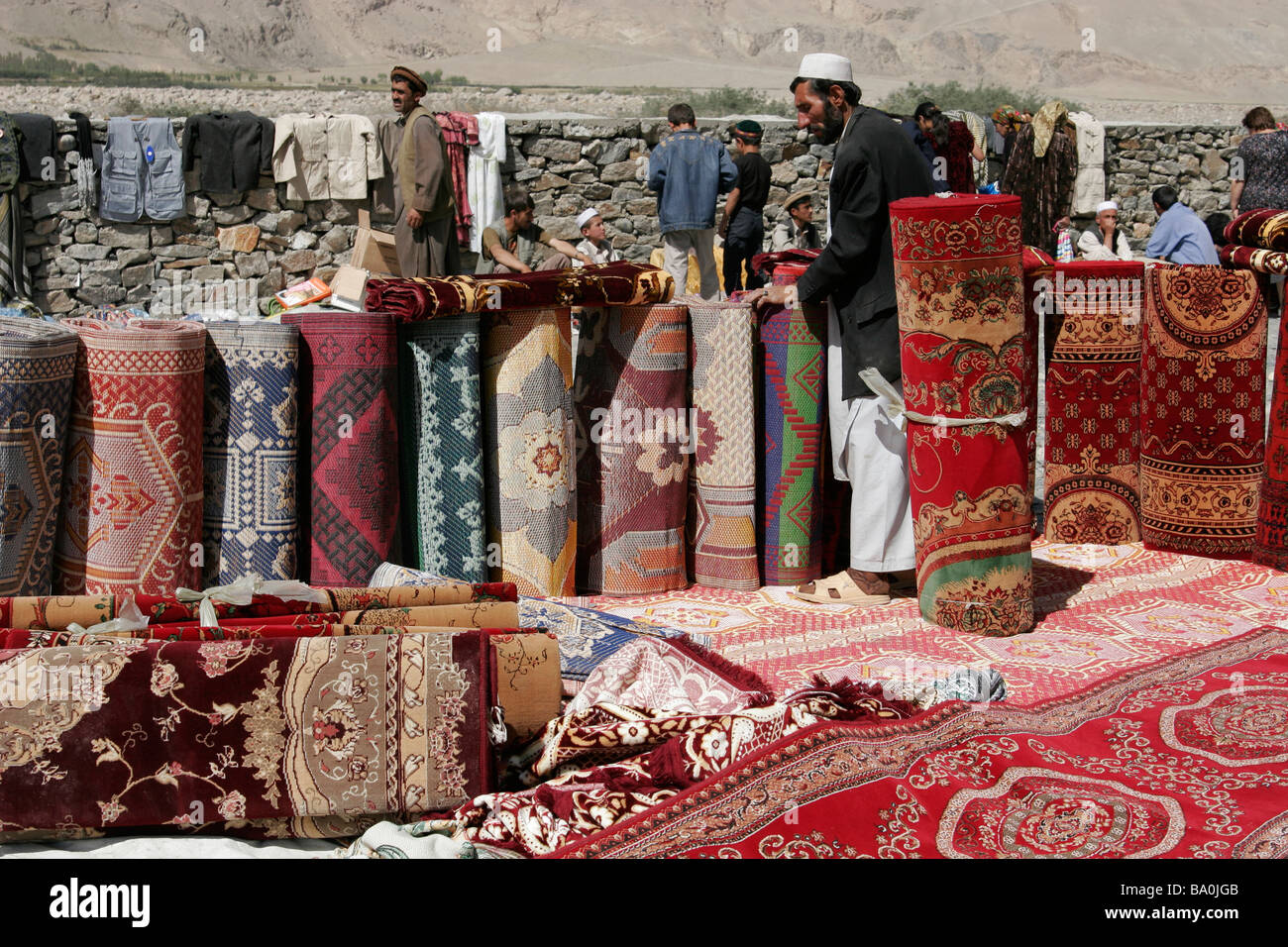 Traditionelle afghanische Teppiche zum Verkauf, grenzüberschreitenden Markt in der Nähe von Ishkashim an der Grenze zwischen Tadschikistan und Afghanistan Stockfotografie