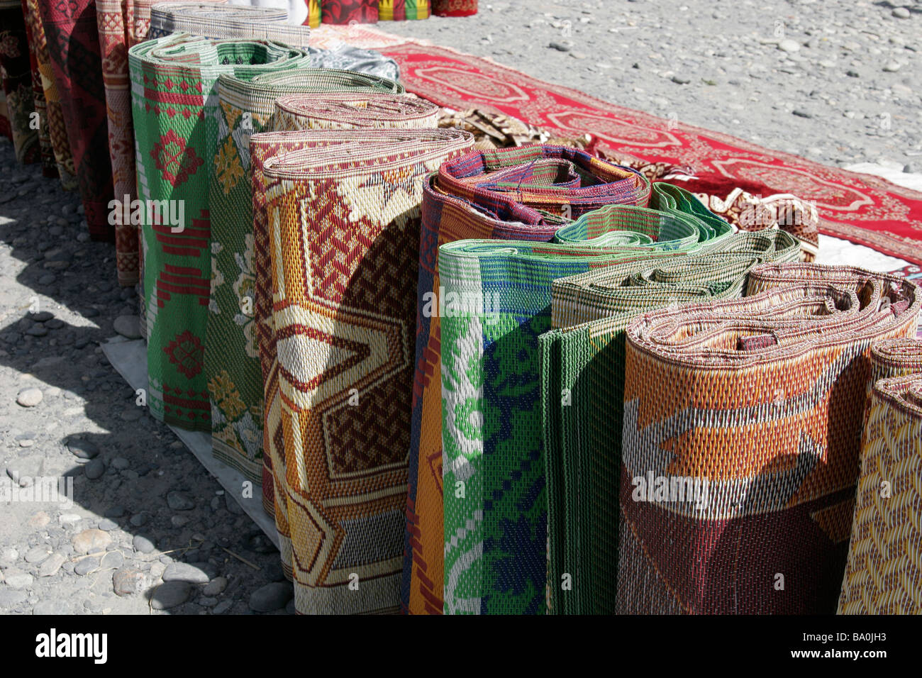 Traditionelle afghanische Teppiche zum Verkauf, grenzüberschreitenden Markt in der Nähe von Ishkashim an der Grenze zwischen Tadschikistan und Afghanistan Stockfoto