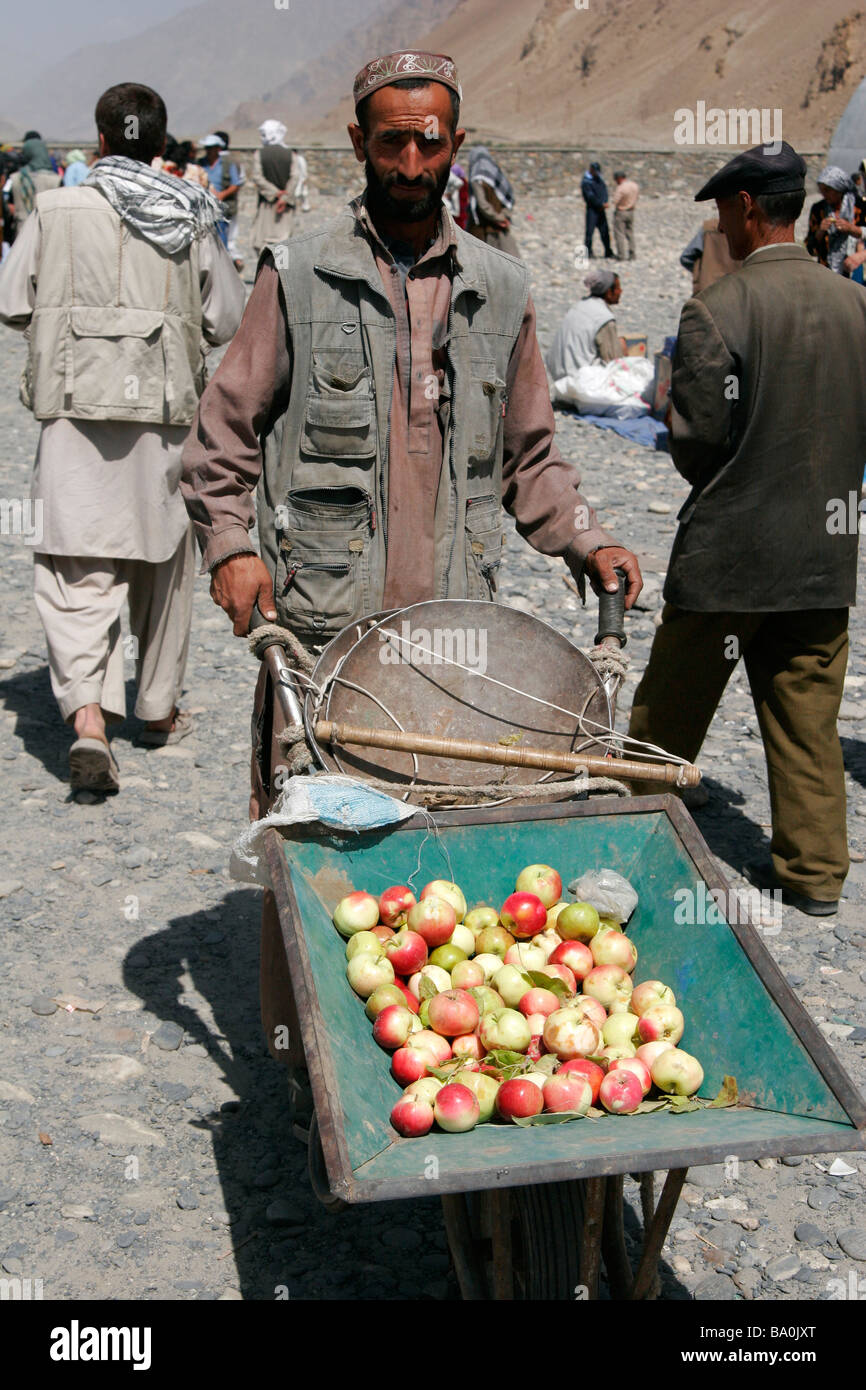 Apple-Lieferanten auf dem grenzüberschreitenden Markt in der Nähe von Ishkashim an der Grenze zwischen Tadschikistan und Afghanistan Stockfoto
