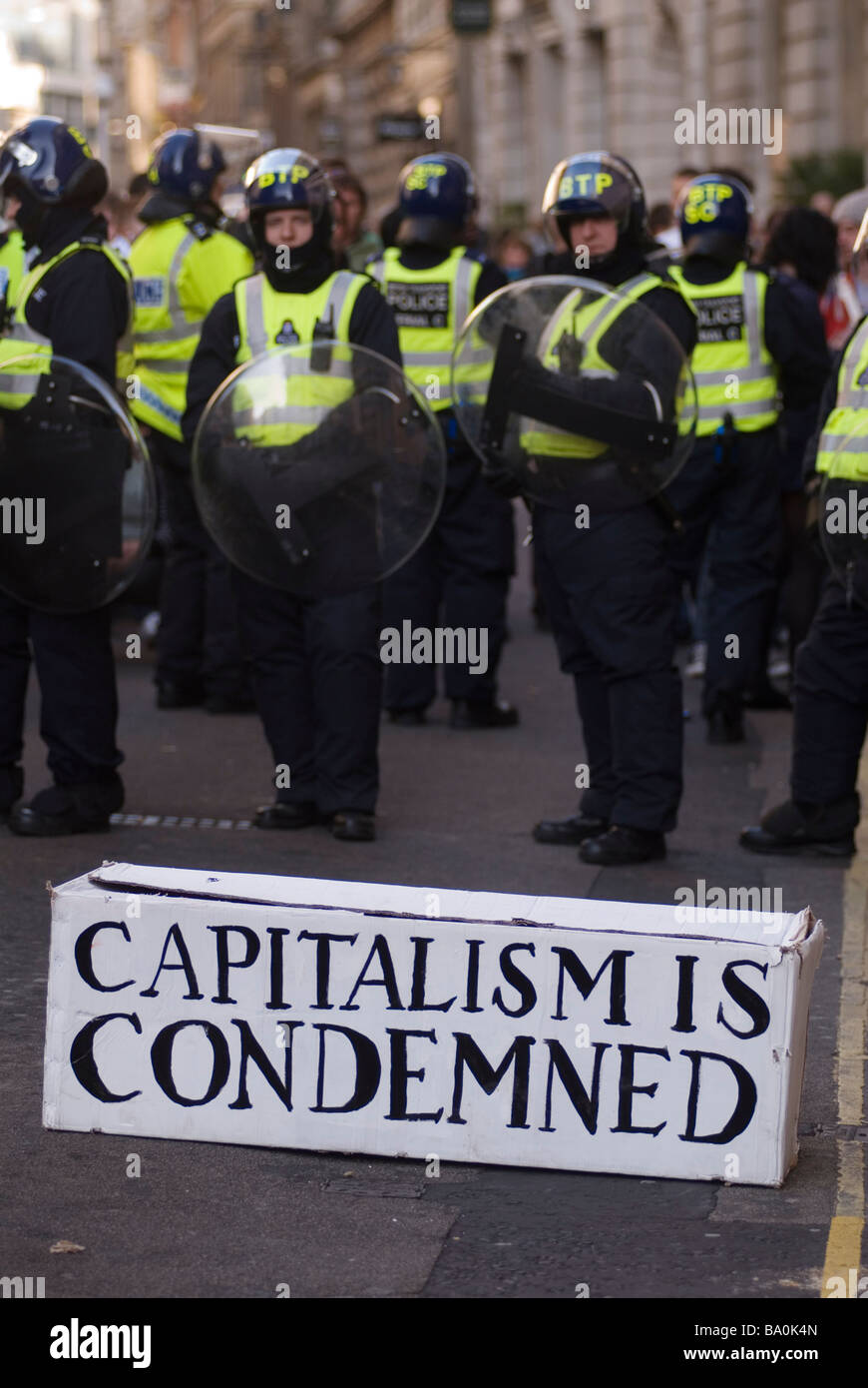 G20 Protest außerhalb der Bank von England, Threadneedle Street 1. April 2009 Sarg geformt, Kapitalismus verurteilt. Kredit 2000 s HOMER SYKES Crunch Stockfoto