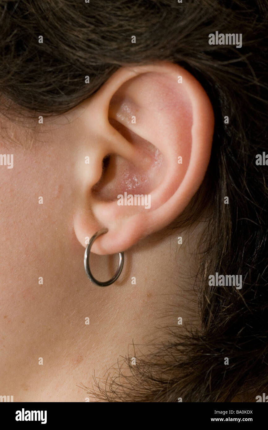 Stretched piercing Fotos und Bildmaterial in hoher Auflösung Alamy