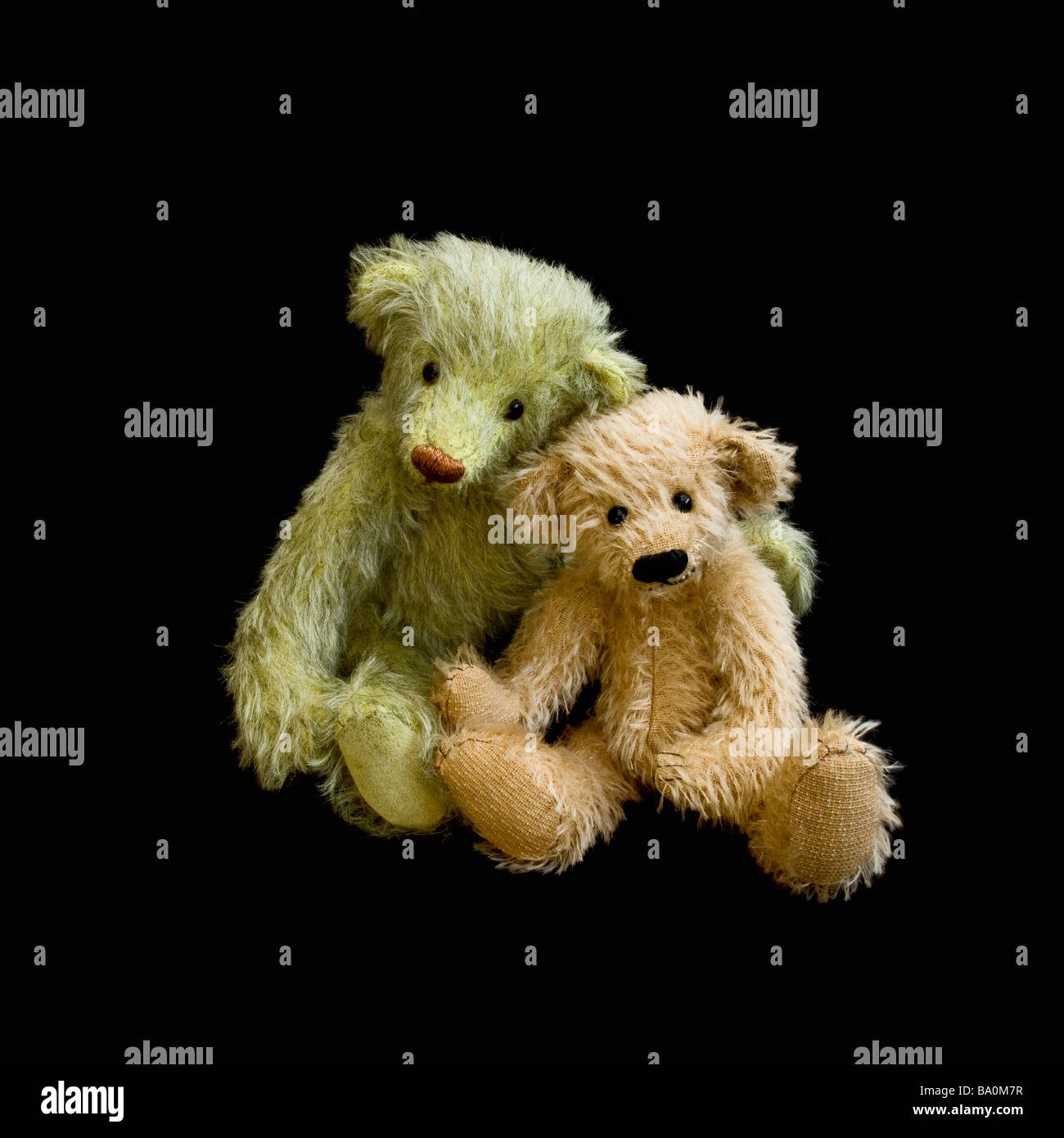 Zwei süße handgemachte Teddybären beide mit geringer Dichte Fell saßen