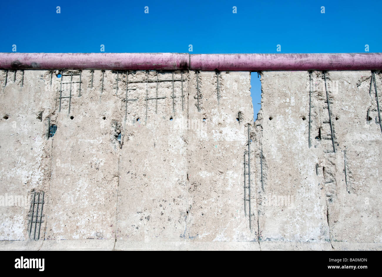 Einer der die restlichen Abschnitte der Berliner Mauer an der East Side Gallery in Berlin Stockfoto