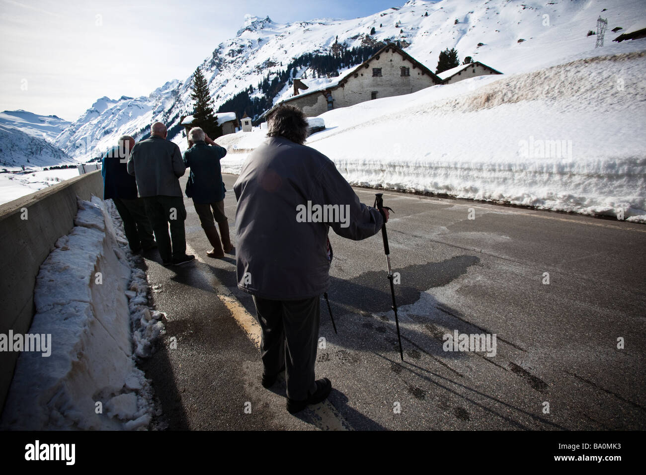 Ältere Dorfbewohner gehen in Hinterrhein, Schweiz Stockfoto