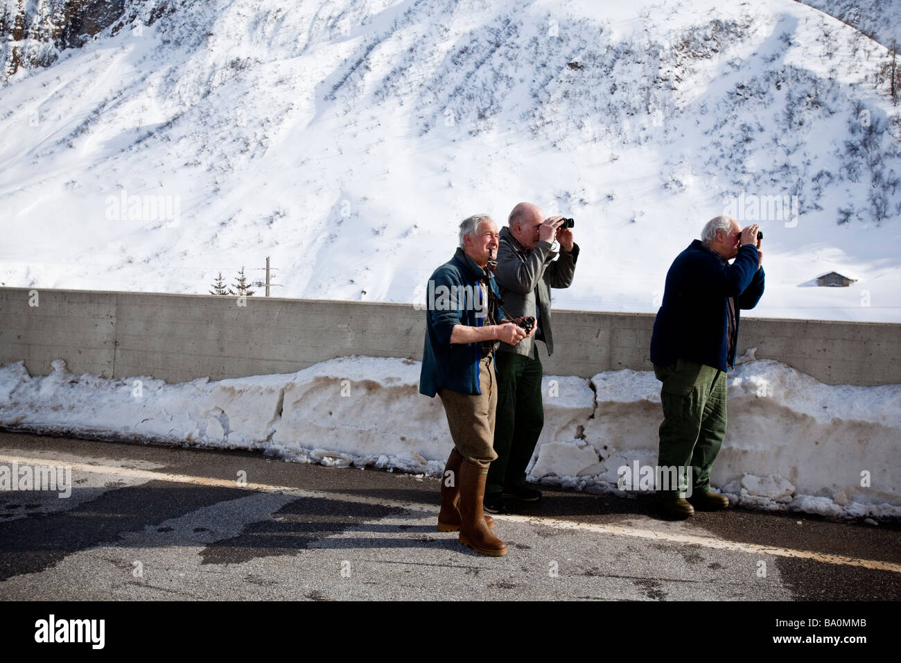Ältere Dorfbewohner mit dem Fernglas in Hinterrhein, Schweiz Stockfoto