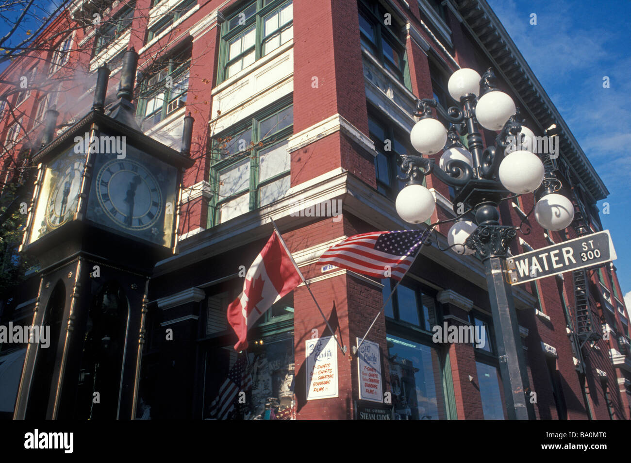 Historische Dampf- und Kanadischen und Amerikanischen US-Flaggen auf der Water Street in Gastown, Vancouver, British Columbia, Kanada Stockfoto