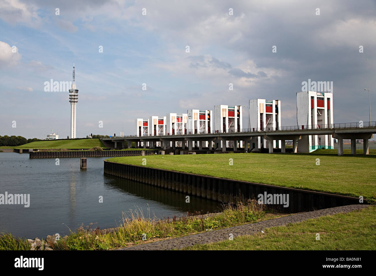 Schleusen und Wehre Houttribdijk Deich zwischen Ijsselmeer und Markermeer Lelystad Friesland Niederlande Stockfoto