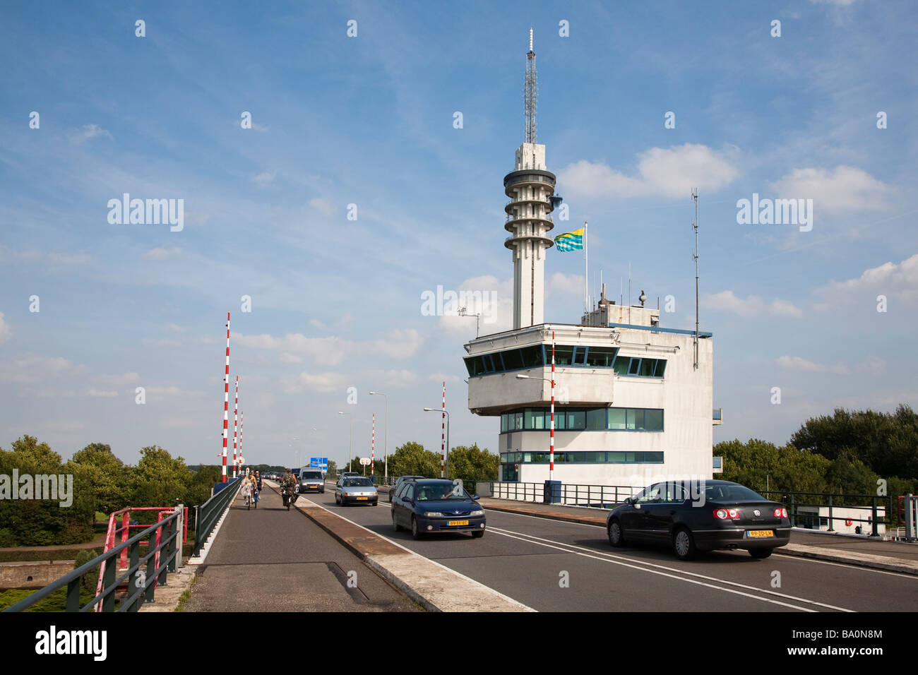 Kontrollturm für die Hubbrücke in Houttribdijk Deich zwischen Ijsselmeer und Markermeer Lelystad Friesland Niederlande Stockfoto