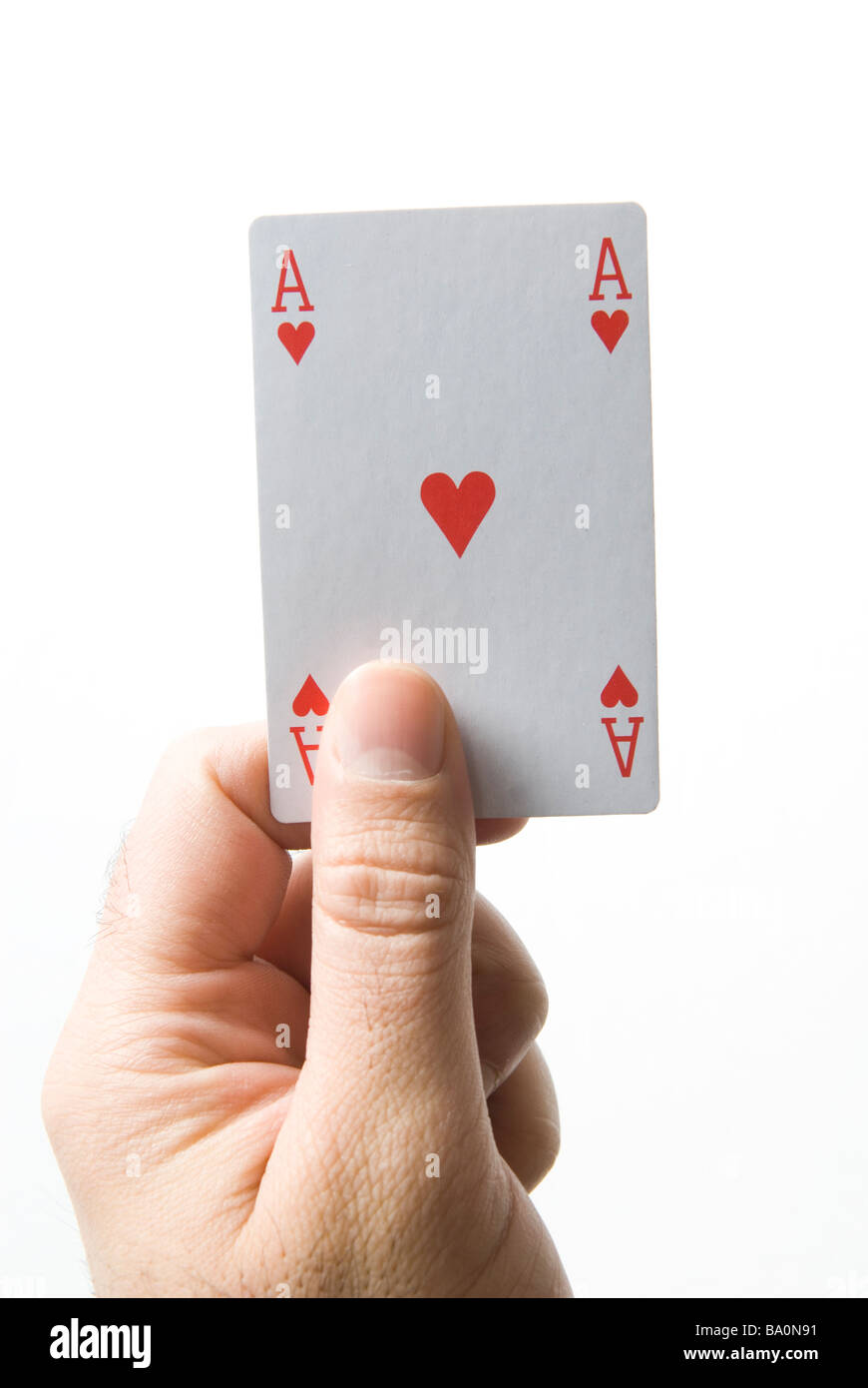 Mannes Hand mit fünf Karten spielen (ein paar schlechte), isoliert auf  weißem Hintergrund Stockfotografie - Alamy