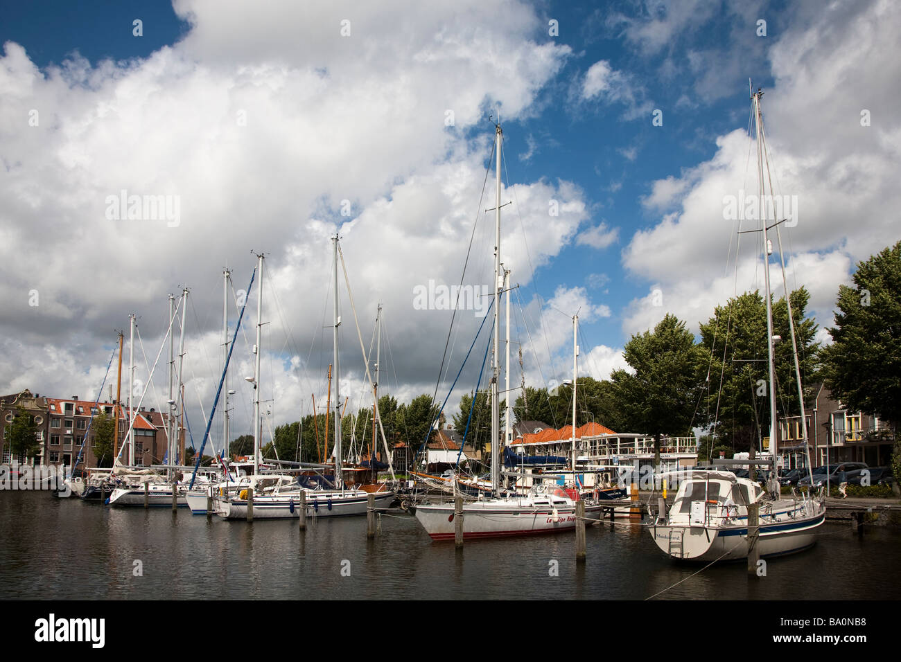 Hafen Sie mit Yachten Medemblik Niederlande Stockfoto