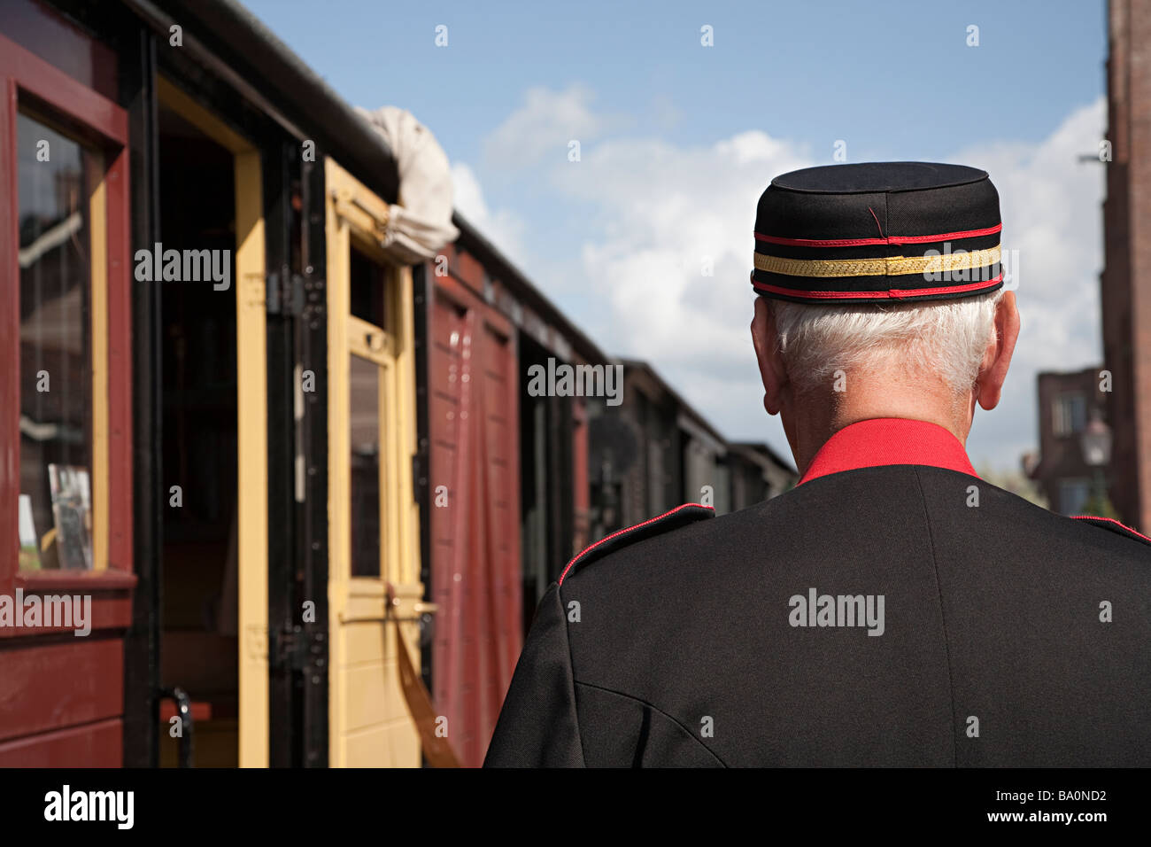 Dirigent am Bahnhof für Erholung Dampf Zug Medemblik Niederlande Stockfoto