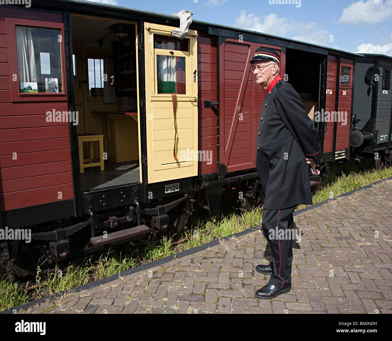 Dirigent am Bahnhof für Erholung Dampf Zug Medemblik Niederlande Stockfoto