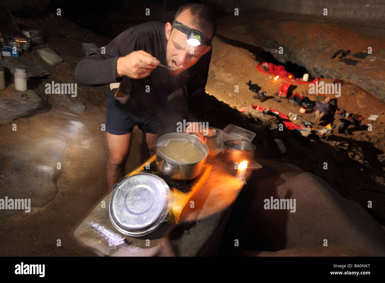 Vorbereitung der Nudeln auf einem Herd tief unter der Erde in einer Höhle auf der Insel Borneo Malaysia Clearwater genannt Stockfoto