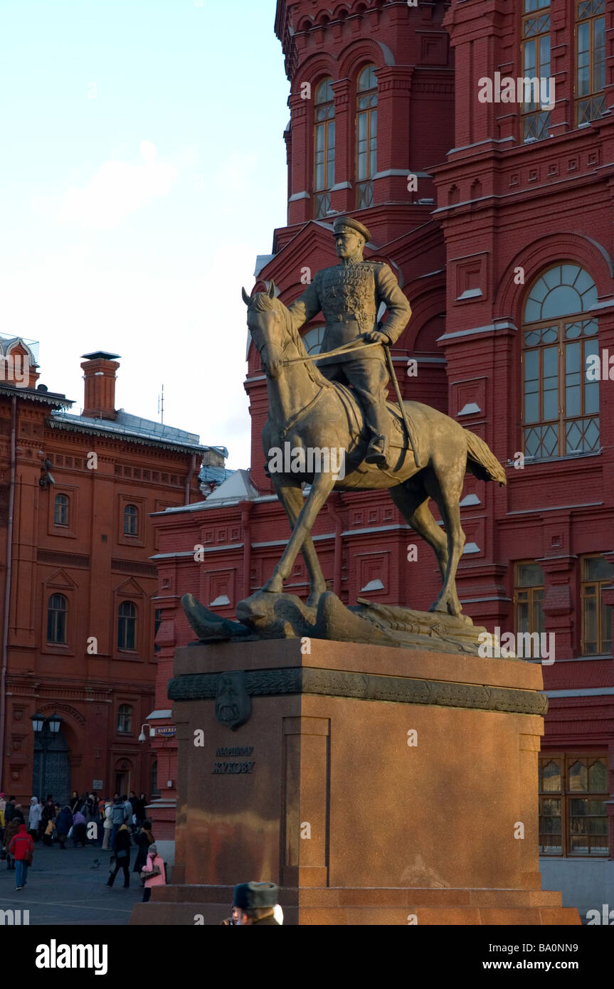 Statue von Marschall Georgy Zhukov (Held der Sowjetunion) vor dem staatlichen historischen Museum, Moskau Stockfoto